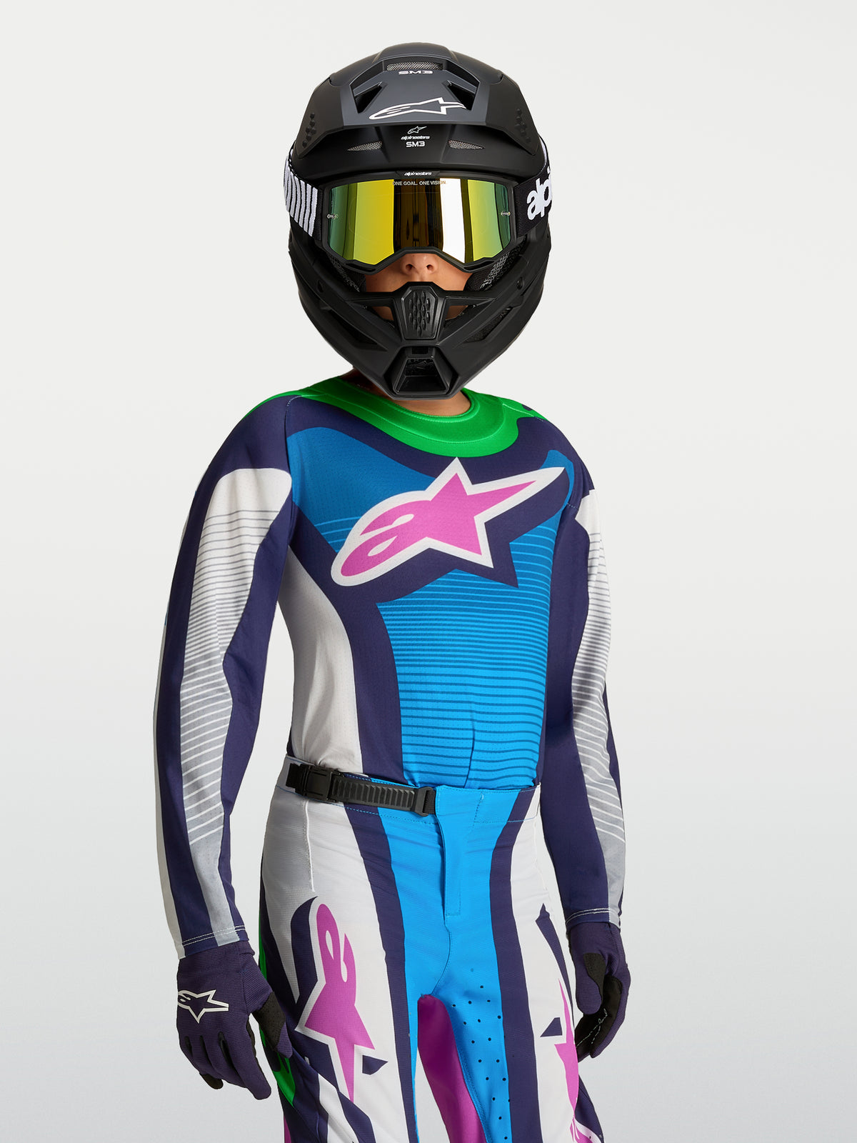 Alpinestars Maglia Supertech Maven Ragazzo, maglia da motocross racing, blu e bianca, vestibilità atletica in mesh elasticizzato, indossata da un giovane pilota con casco integrale, attrezzatura fuoristrada professionale