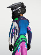 Alpinestars maglia Supertech Maven Ragazzo, maglia motocross per ragazzi, blu e verde, vista posteriore con casco