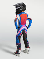 Alpinestars Maglia e Gear Set Supertech Maven Ragazzo, completo da motocross blu e corallo, vista posteriore su pilota.