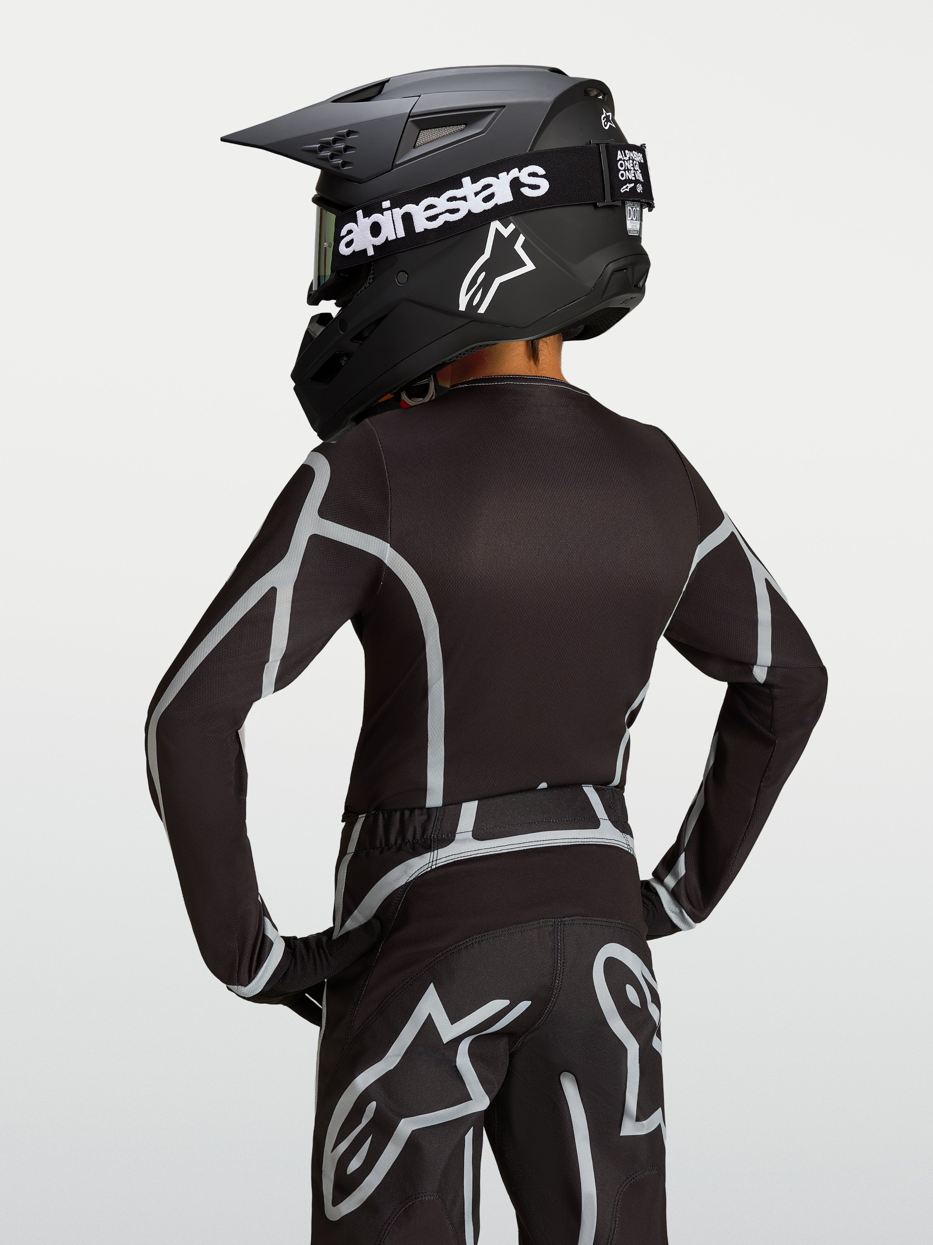 Alpinestars Maglia Fluid Apex V2 Ragazzo, maglia da motocross nera e argento, vista posteriore con taglio atletico ergonomico per fuoristrada
