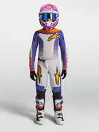 Alpinestars Maglia e Gear Set Fluid Drag Ragazzo 2027, completo da motocross viola e bianco con dettagli oro, look racing.