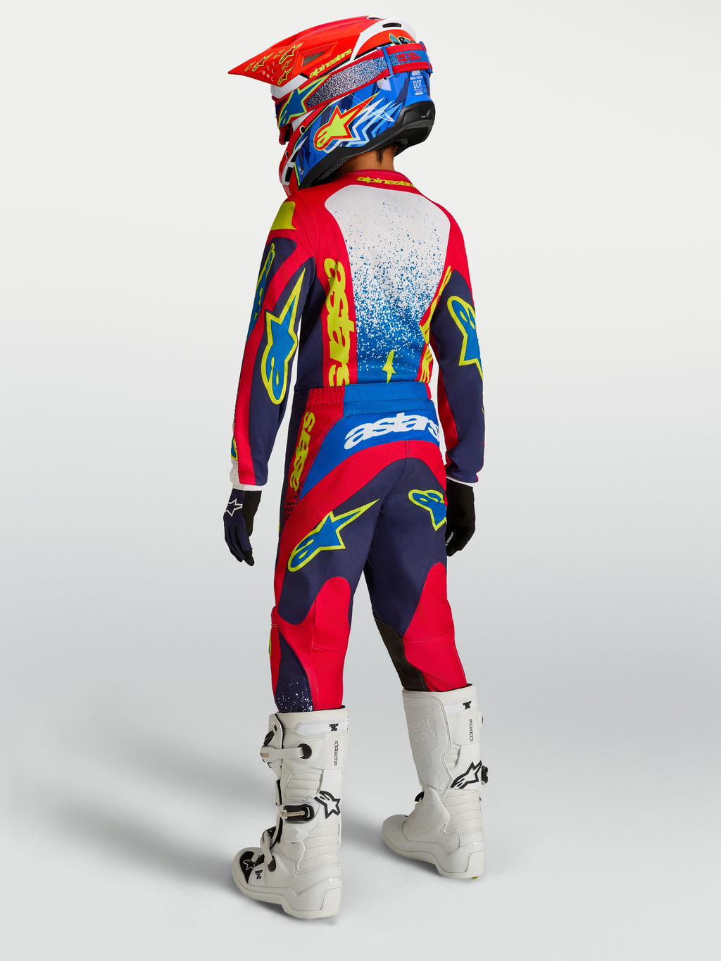 Alpinestars Ragazzo Fluid Drag Gear Set 2027, completo motocross blu navy e rosso, vista posteriore con stivali bianchi