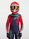 Alpinestars Maglia Fluid Drag ragazzo 2027, maglia da motocross blu navy e rossa con dettagli gialli indossata da un pilota.