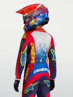 Alpinestars Maglia Fluid Drag Ragazzo 2027, maglia da motocross rossa, blu navy e gialla, vista posteriore su pilota.