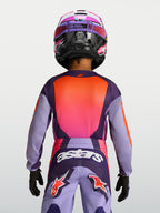 Alpinestars Maglia Fluid Hunt Ragazzo 2027, maglia da motocross viola e rosa, tessuto tecnico traspirante, vestibilità ergonomica per bambini, vista posteriore.
