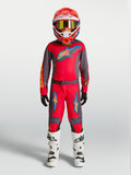 Alpinestars maglia Fluid Hunt ragazzo 2027 e gear set, completo racing da motocross, rosso e grigio, indossato da un modello.