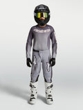 Alpinestars maglia e completo Fluid Amber Ragazzo 2027, kit da motocross grigio e sabbia con casco nero e stivali bianchi.