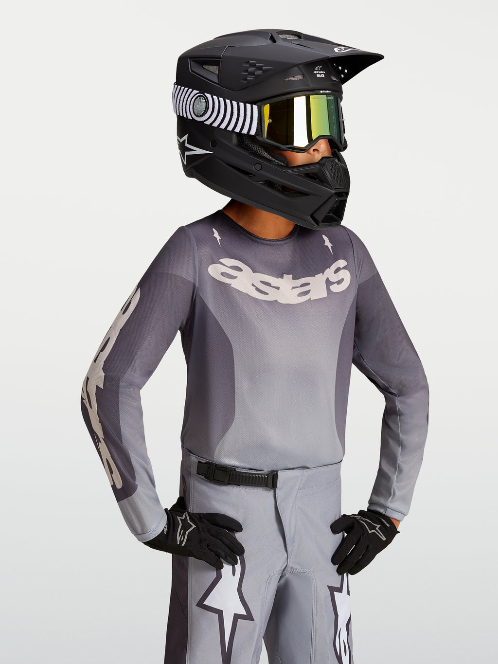 Alpinestars Maglia Fluid Amber Ragazzo 2027, maglia da motocross per ragazzi sabbia e grigia con casco da corsa nero off-road
