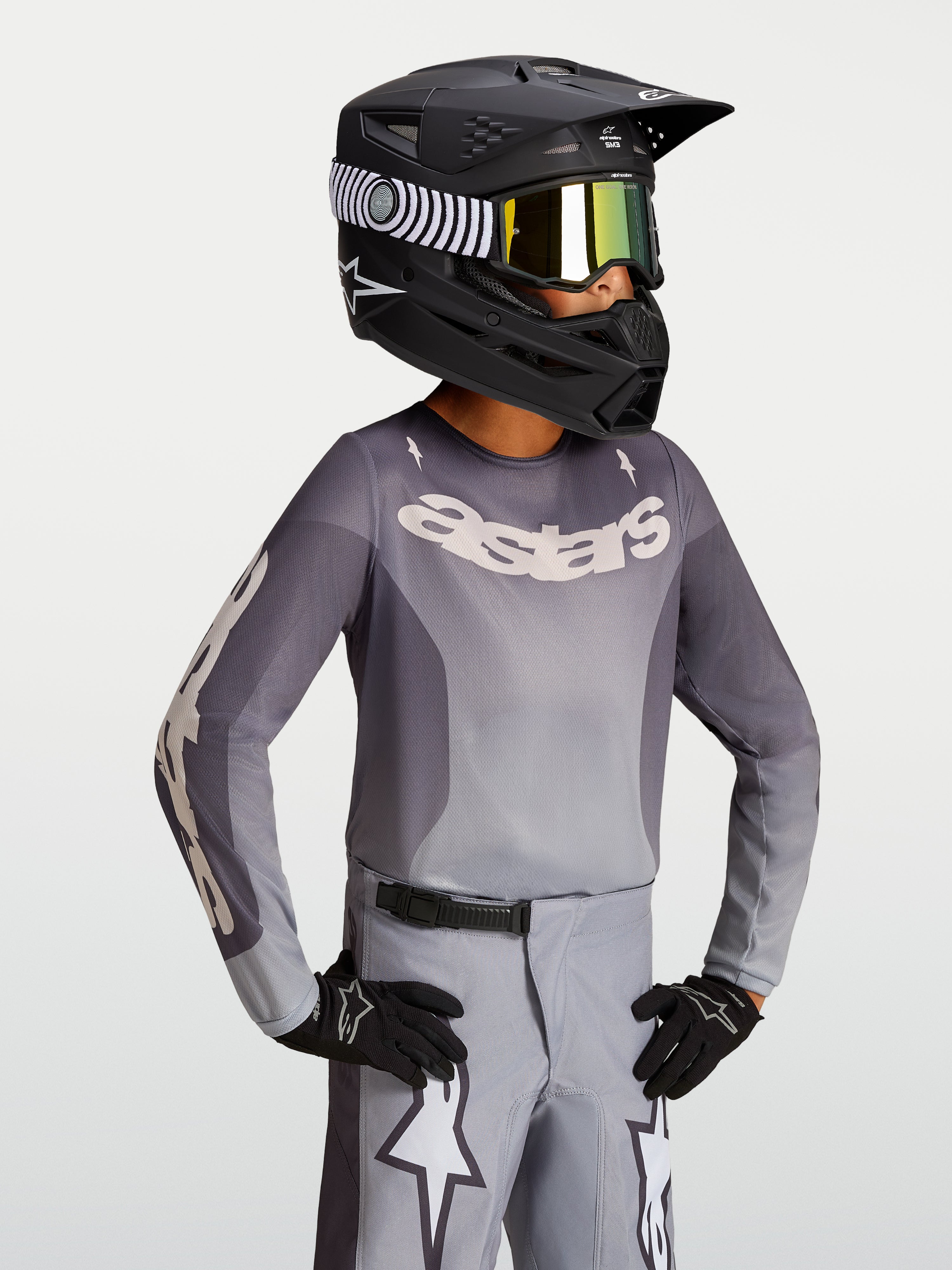 Alpinestars Maglia Fluid Amber Ragazzo 2027, maglia da motocross per ragazzi sabbia e grigia con casco da corsa nero off-road