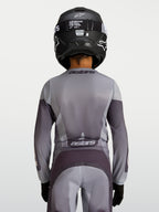 Alpinestars Maglia Fluid Amber Ragazzo 2027, maglia motocross per ragazzi, grigio e sabbia, vista posteriore su modello