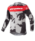 Alpinestars Youth 2023 Racer Tactical Jersey, maglia da motocross, Cast Gray Camo e Mars Red, con banda rossa orizzontale sul petto e logo Alpinestars bianco, pattern mimetico grigio e nero, tessuto leggero e traspirante per la guida fuoristrada