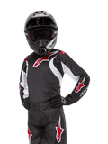 Alpinestars Youth 2024 Racer Lucent Jersey, maglia da motocross, nero bianco e rosso, indossata da un giovane pilota con casco nero e pantaloni coordinati, con loghi a stella rossi e accenti grafici bianchi, abbigliamento performance off-road per gare di motocross