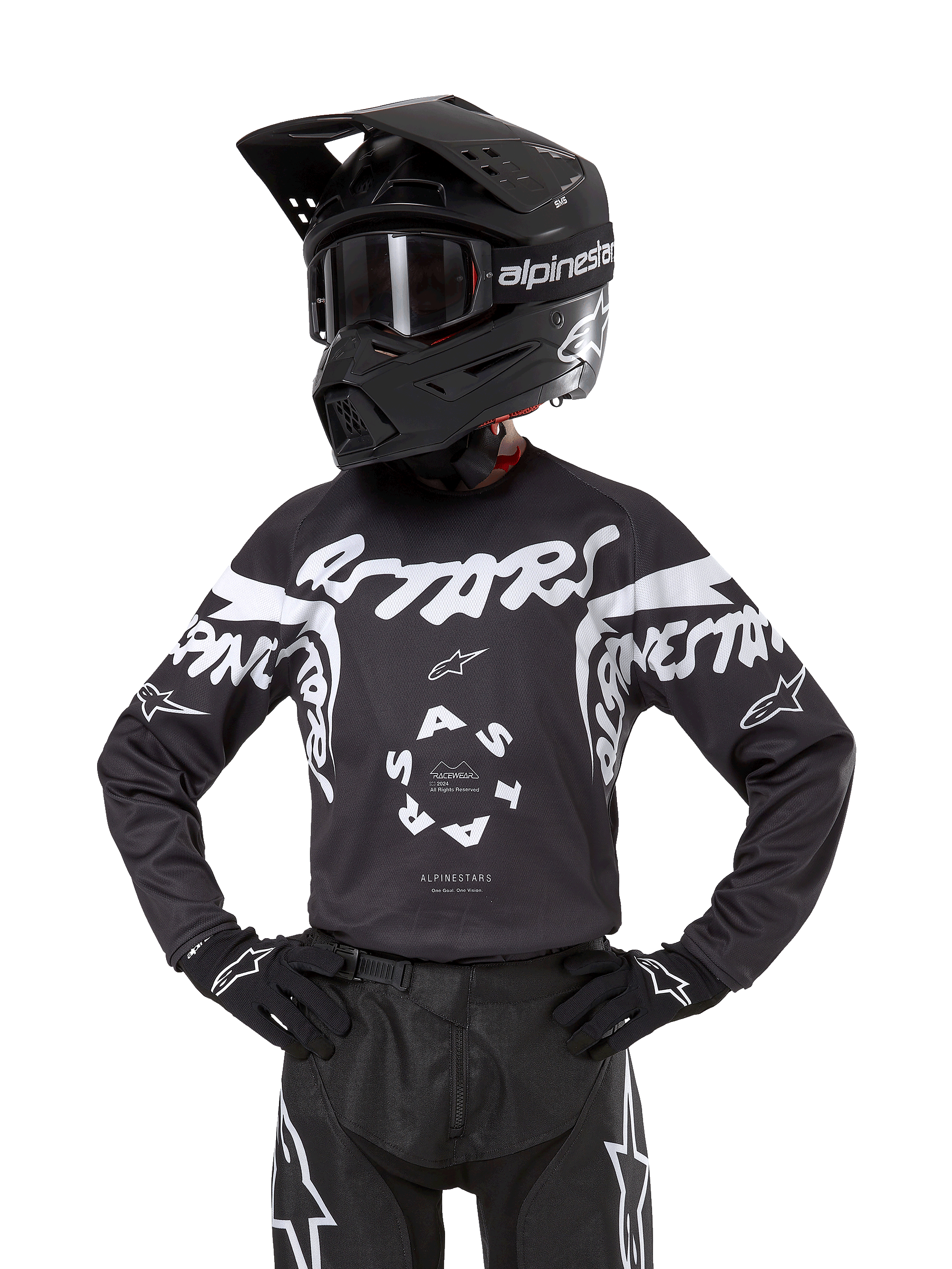 Alpinestars Youth 2024 Racer Hana Jersey, maglia da motocross per ragazzi, nero e bianco con grandi loghi bianchi, a maniche lunghe, indossata con casco e guanti da motocross neri
