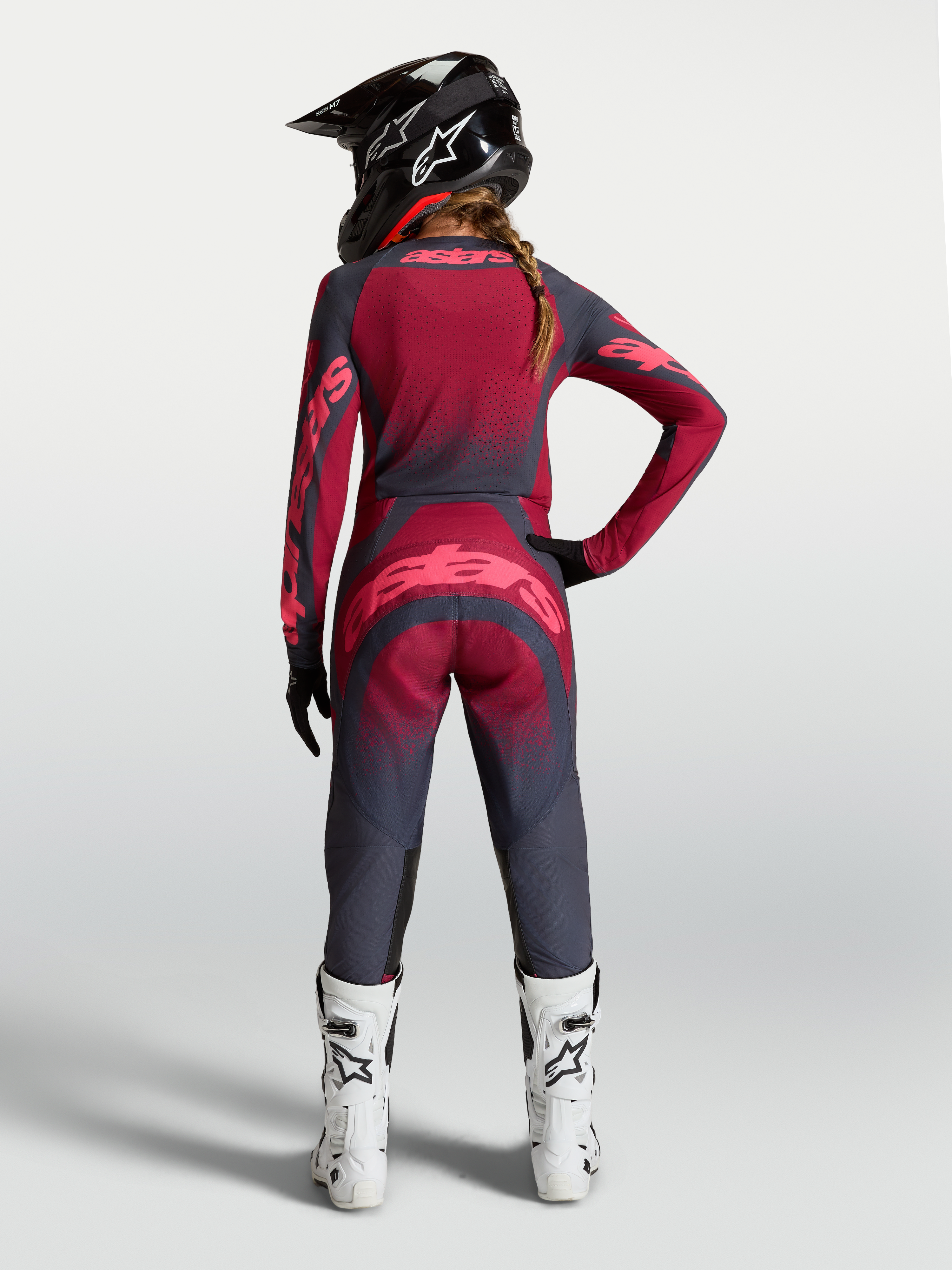 Alpinestars Stella Techstar Swan Gear Set e pantaloni, completo da motocross donna grigio e rosso scuro, vista posteriore.