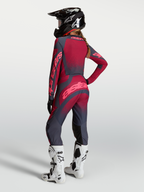 Alpinestars Pantaloni Stella Techstar Swan, pantaloni da motocross da donna, grigio scuro e cremisi, vista posteriore su modella, ideali per fuoristrada.