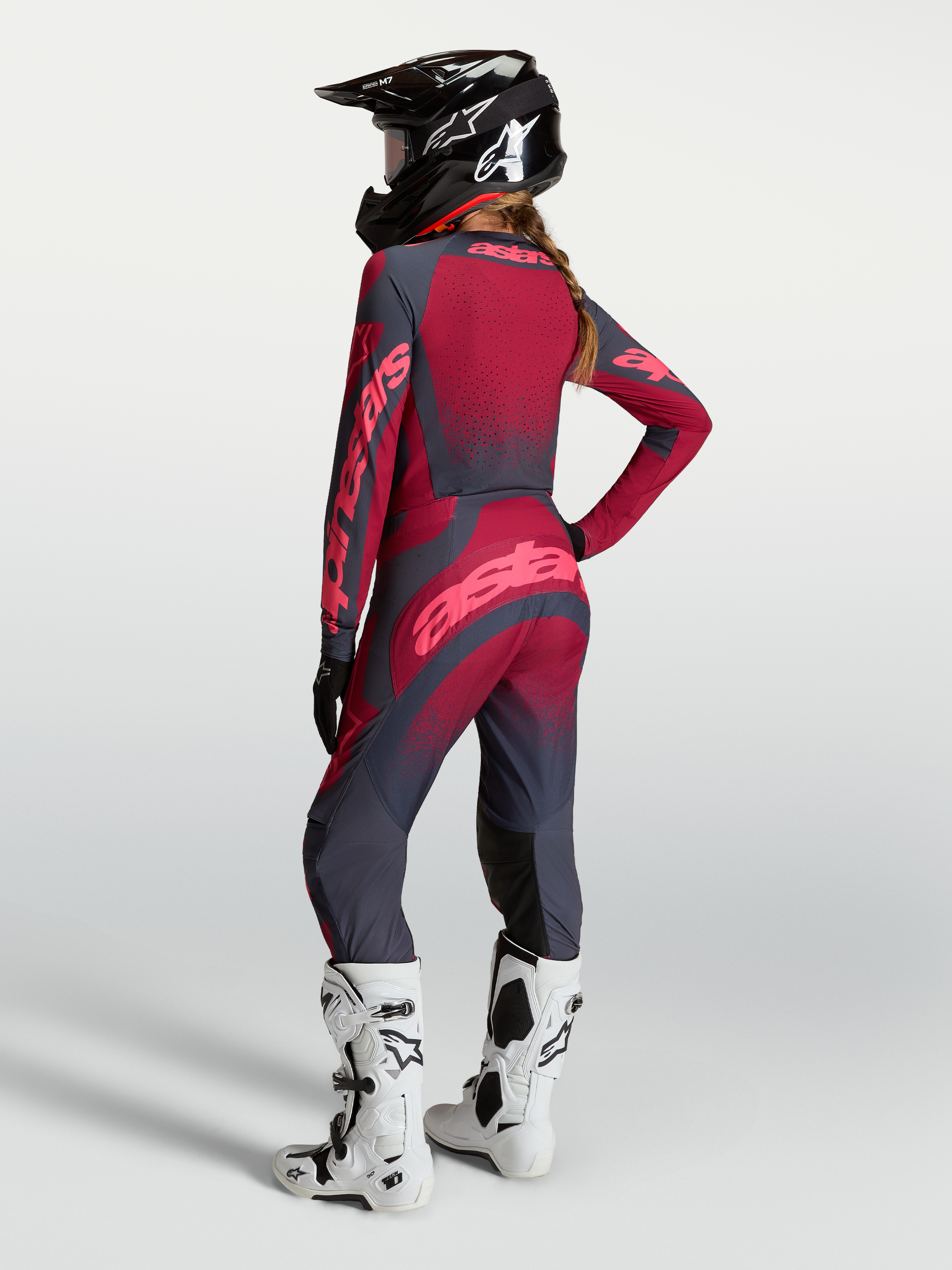 Alpinestars Pantaloni Stella Techstar Swan, pantaloni da motocross da donna, grigio scuro e cremisi, vista posteriore su modella, ideali per fuoristrada.