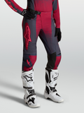 Alpinestars Stella Techstar Swan, pantaloni da motocross da donna, rosso e grigio scuro, con stivali Tech 10 bianchi.