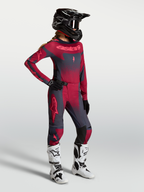 Alpinestars Maglia Stella Techstar Swan, maglia da motocross per donna, rosso e grigio scuro, mostrata su modella in kit MX.