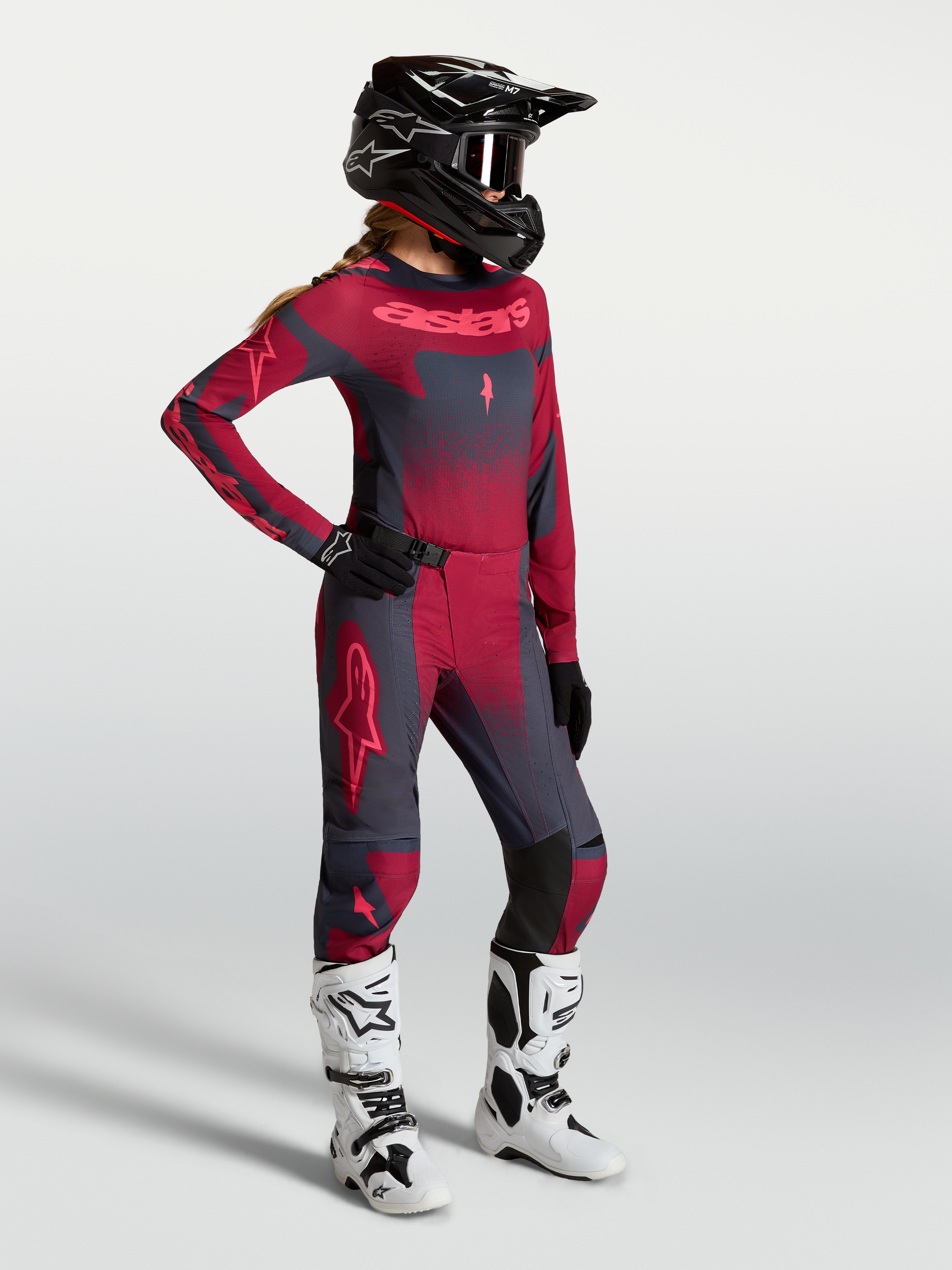 Alpinestars Maglia Stella Techstar Swan, maglia da motocross per donna, rosso e grigio scuro, mostrata su modella in kit MX.