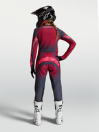 Alpinestars maglia Stella Techstar Swan, completo da motocross da donna rosso e grigio scuro, vista posteriore su modella.