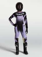 Alpinestars Pantaloni Stella Techstar Swan, pantaloni da motocross da donna, viola chiaro e neri, vestibilità atletica per performance off-road, indossati con kit completo