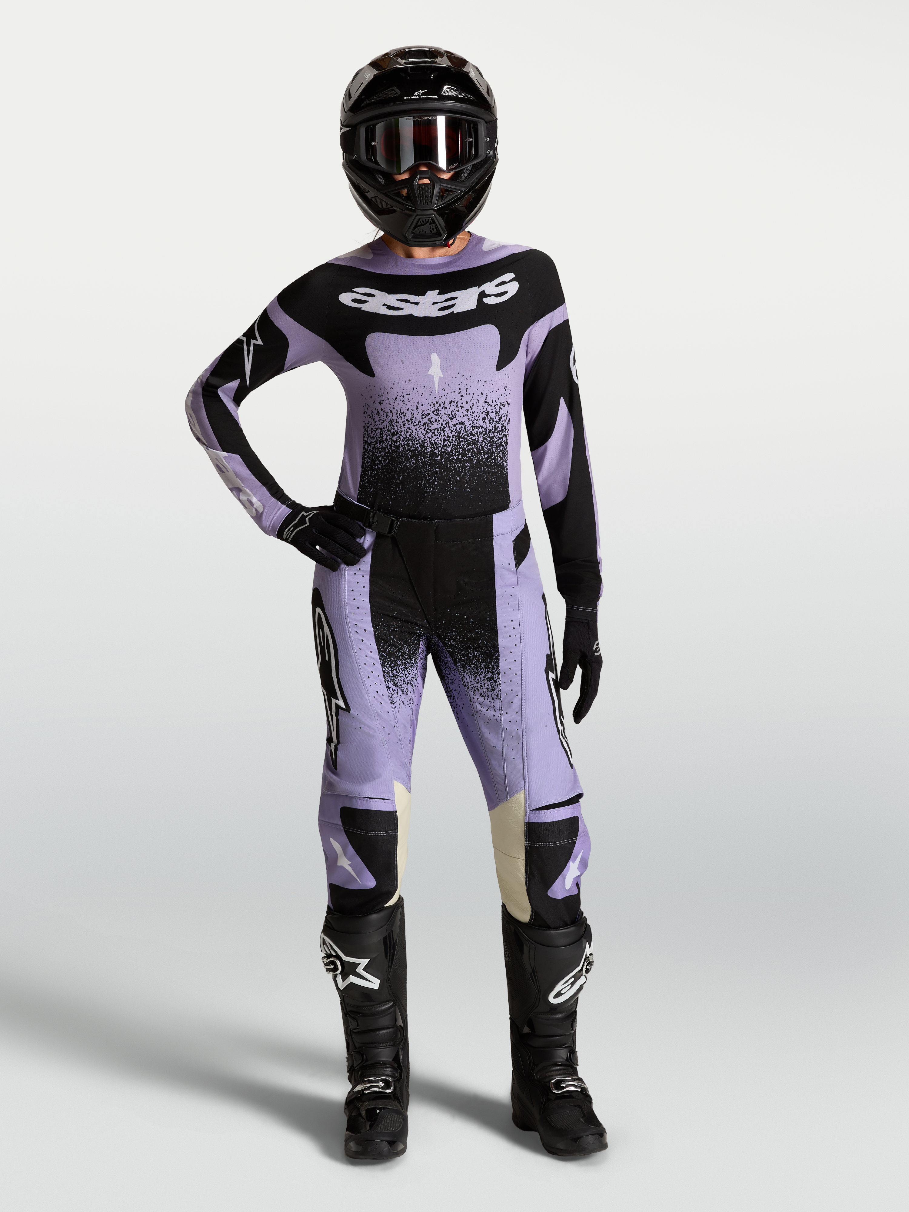 Alpinestars Pantaloni Stella Techstar Swan, pantaloni da motocross da donna, viola chiaro e neri, vestibilità atletica per performance off-road, indossati con kit completo