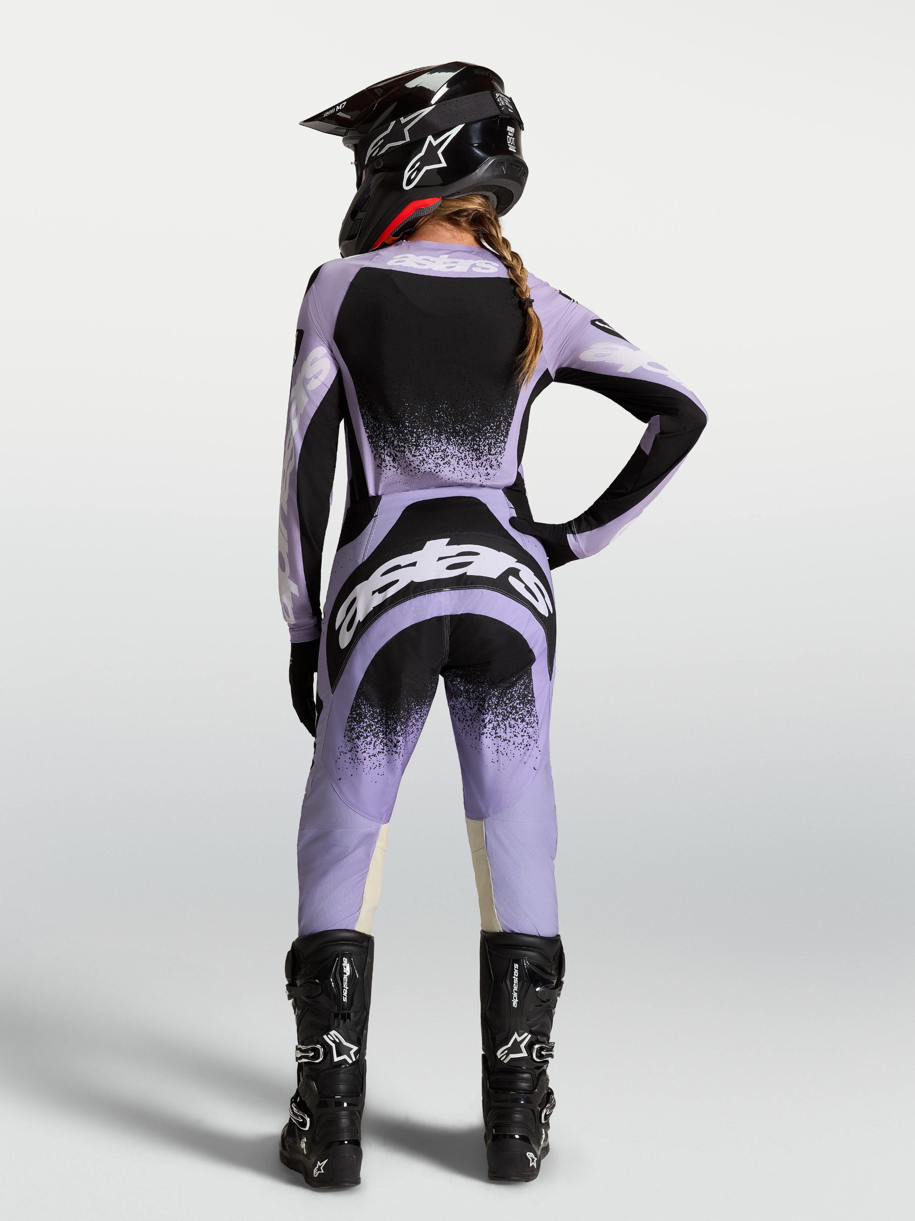 Maglia e completo Stella Techstar Swan Alpinestars, abbigliamento motocross da donna, viola chiaro e nero, vista posteriore.