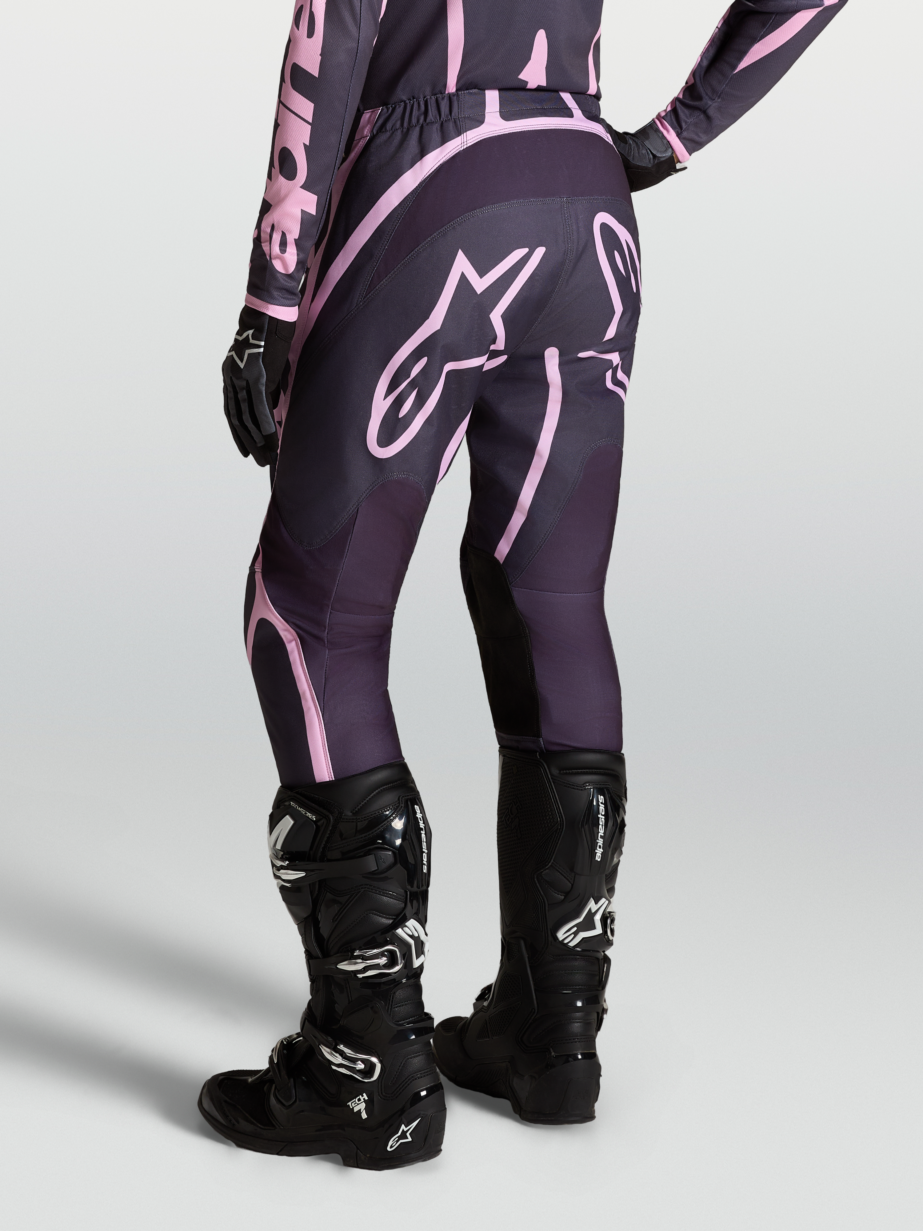 Alpinestars Pantaloni Stella Fluid Apex V2, pantaloni motocross da donna, grigio e rosa, con stivali Tech 7 neri