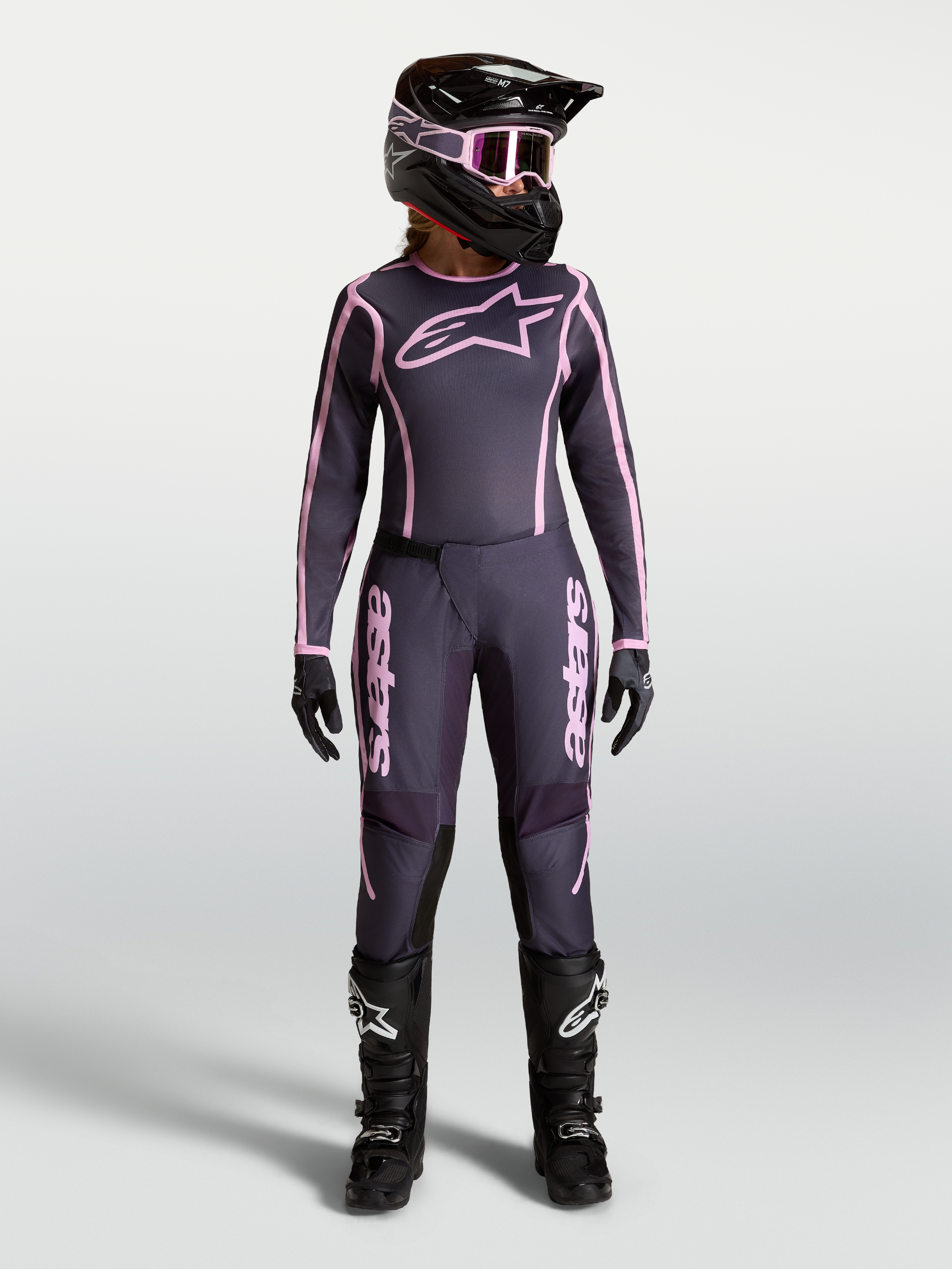 Alpinestars Pantaloni Stella Fluid Apex V2, pantaloni da motocross da donna, grigio e rosa, con maglia e casco abbinati per sessioni off-road