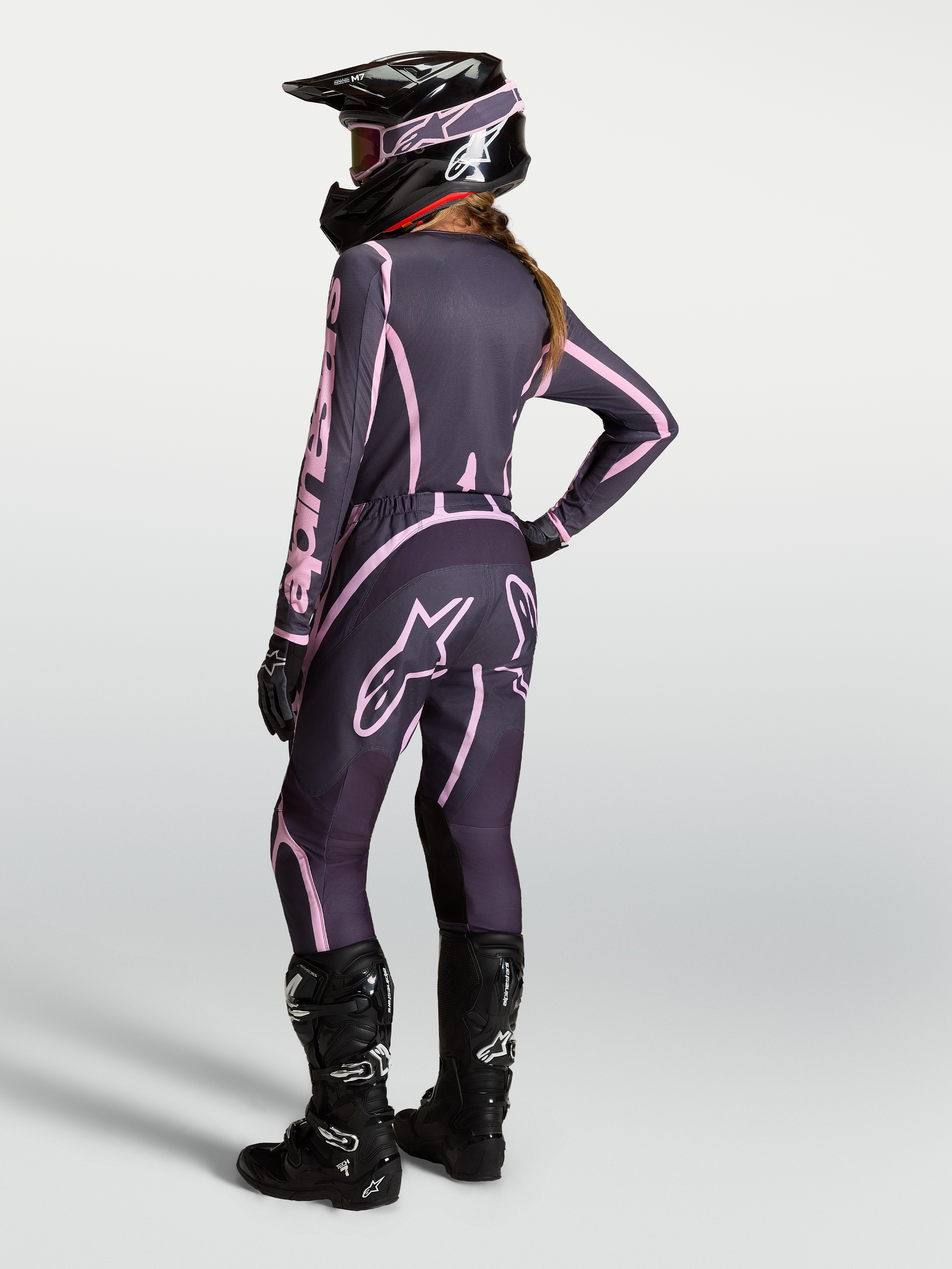 Alpinestars Pantaloni Stella Fluid Apex V2, abbigliamento da motocross da donna in grigio e rosa, outfit completo da gara visto dal retro