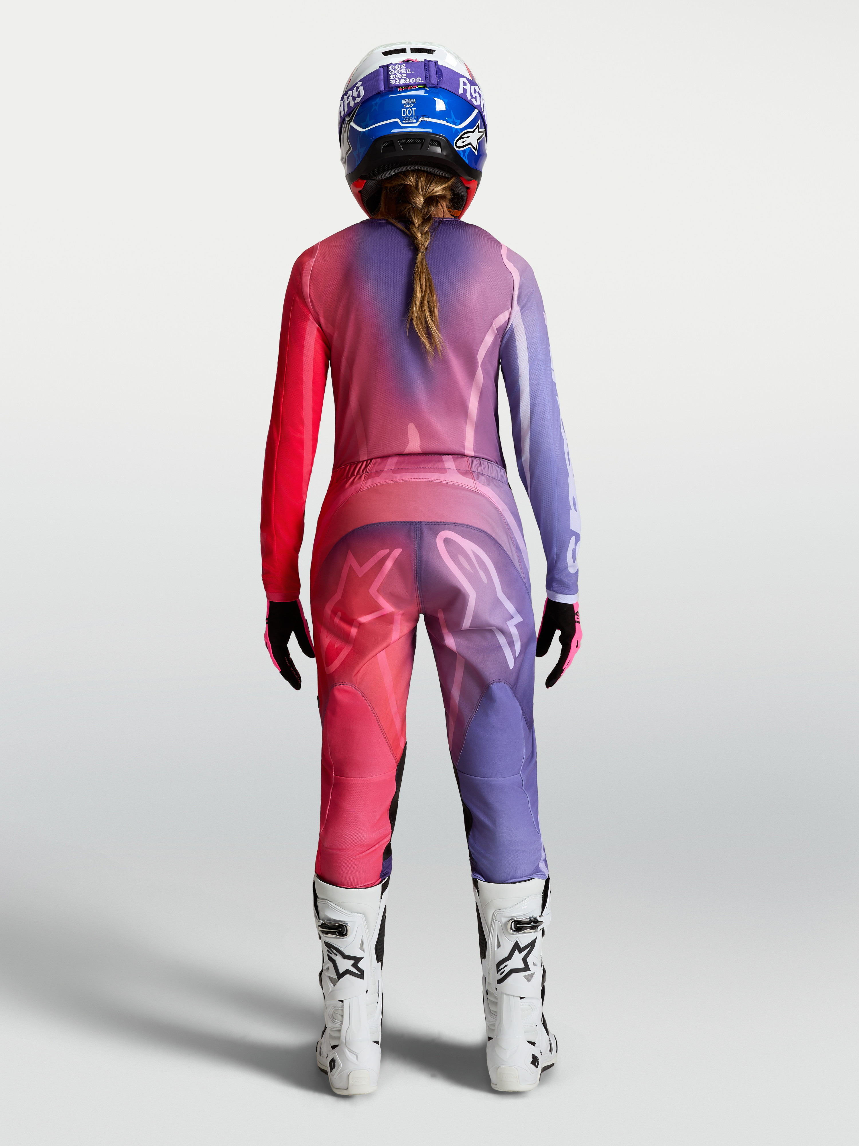 Alpinestars Stella Fluid Kepler completo e pantaloni motocross da donna, viola e rosso, visti dal retro.
