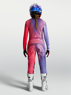 Alpinestars Maglia Stella Fluid Kepler, maglia da motocross per donna, viola e rosso, in poliestere traspirante, vista posteriore su modella con pantaloni e stivali coordinati.