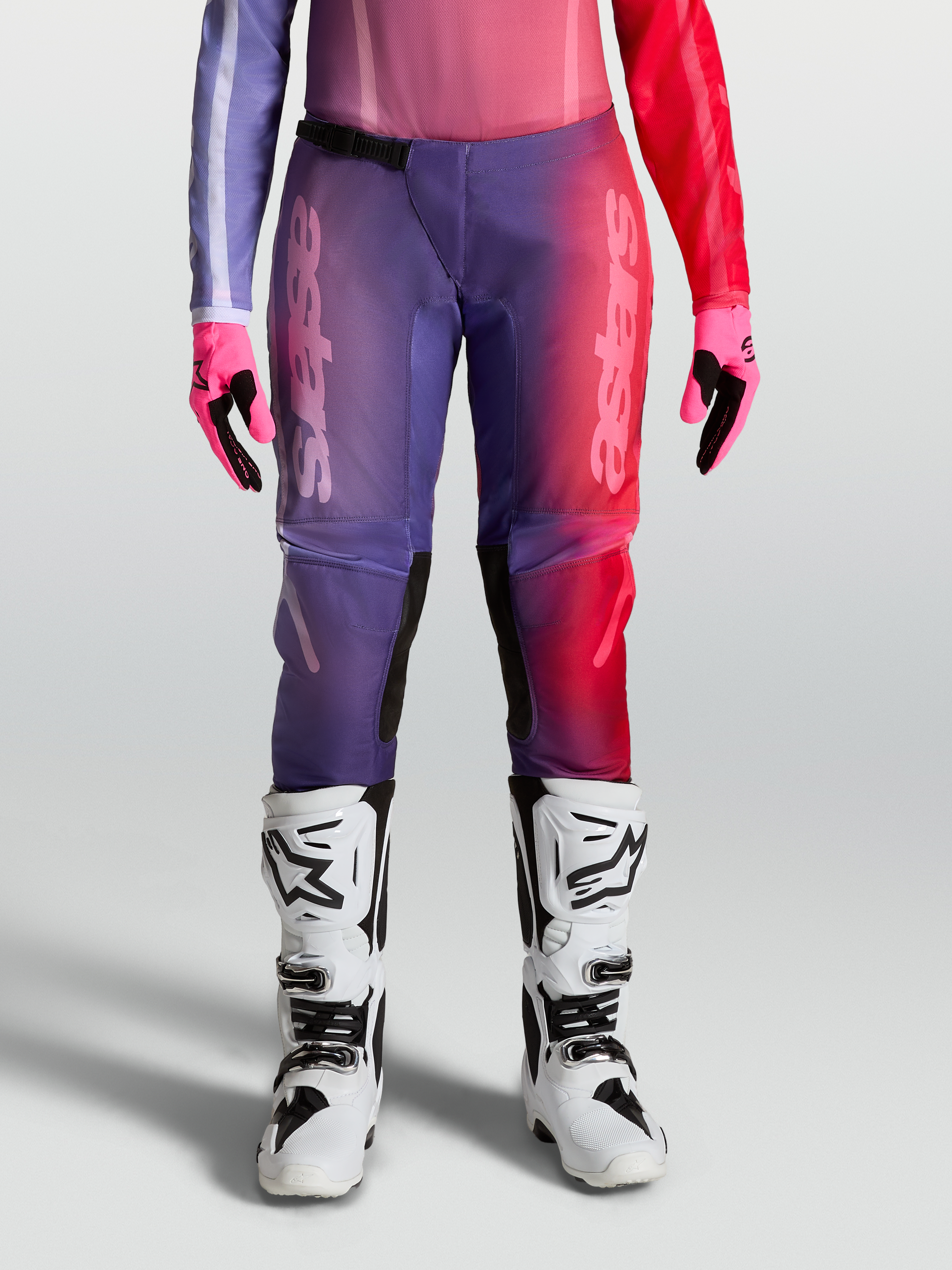 Pantaloni Stella Fluid Kepler, pantaloni motocross da donna, viola e rosso, indossati con stivali bianchi, materiale rinforzato 600D