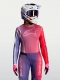 Alpinestars Stella Fluid Kepler, maglia motocross da donna, viola e rossa, vestibilità atletica e tessuto traspirante, indossata con casco e guanti coordinati per performance off-road