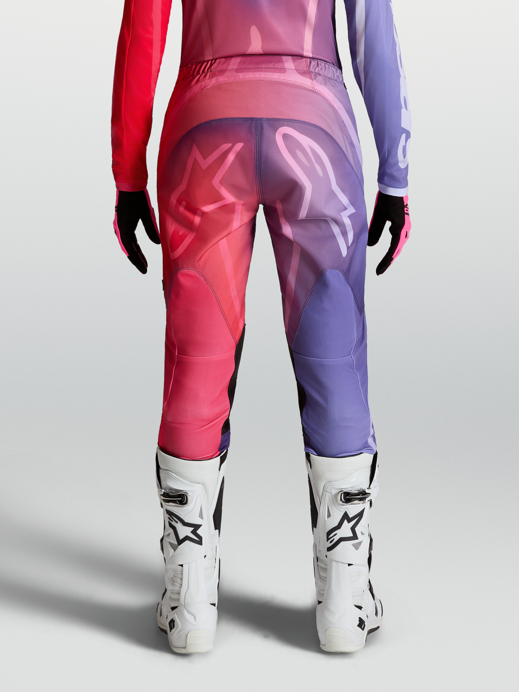 Alpinestars Stella Fluid Kepler, pantaloni da motocross per donna, viola e rosso, design ergonomico precurvato, vista posteriore su modella
