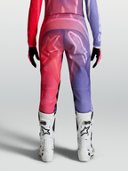 Alpinestars Stella Fluid Kepler, pantaloni da motocross per donna, viola e rosso, design ergonomico precurvato, vista posteriore su modella