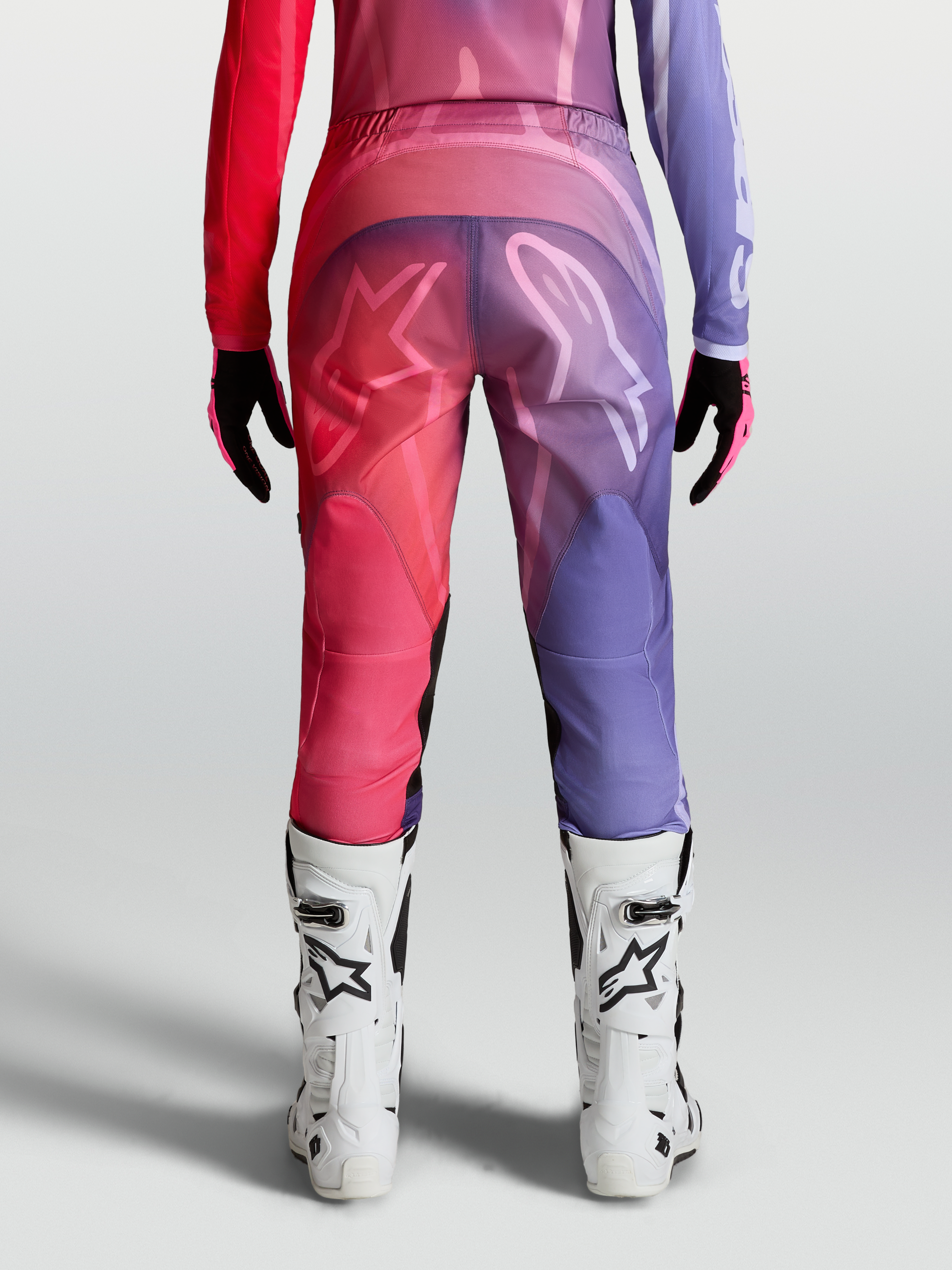 Alpinestars Stella Fluid Kepler, pantaloni da motocross per donna, viola e rosso, design ergonomico precurvato, vista posteriore su modella