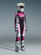 Alpinestars Stella Techstar Nomur Gear Set 2026, abbigliamento completo da motocross da donna, maglia rosa vivace, nera e bianca con pantaloni coordinati, casco e occhiali bianchi, stivali bianchi e neri, completo professionale da motocross coordinato
