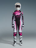 Alpinestars 2026 Woman Stella Techstar Nomur Gear Set, completo da motocross racing in nero, bianco e fucsia, maglia con grande logo a stella e design con schizzi rosa, pantaloni coordinati, casco bianco con maschera, stivali neri e bianchi, abbigliamento fuoristrada da donna coordinato