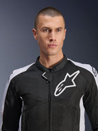 Modello che indossa la giacca Alpinestars Viper Air V4 in nero e bianco, caratterizzata da pannelli in mesh tecnica per il flusso d'aria, logo Alpinestars a stella bianco sul petto, abbigliamento sportivo da moto da strada