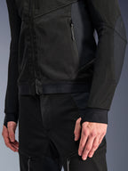 Giacca Alpinestars Troop-Air Pro in Black Black, primo piano di giacca tecnica corazzata ventilata con costruzione in mesh tecnologico 2D, tasche con zip, orlo elasticizzato con marchio Alpinestars, maniche con passanti per il pollice integrati, abbinata a equipaggiamento da moto coordinato