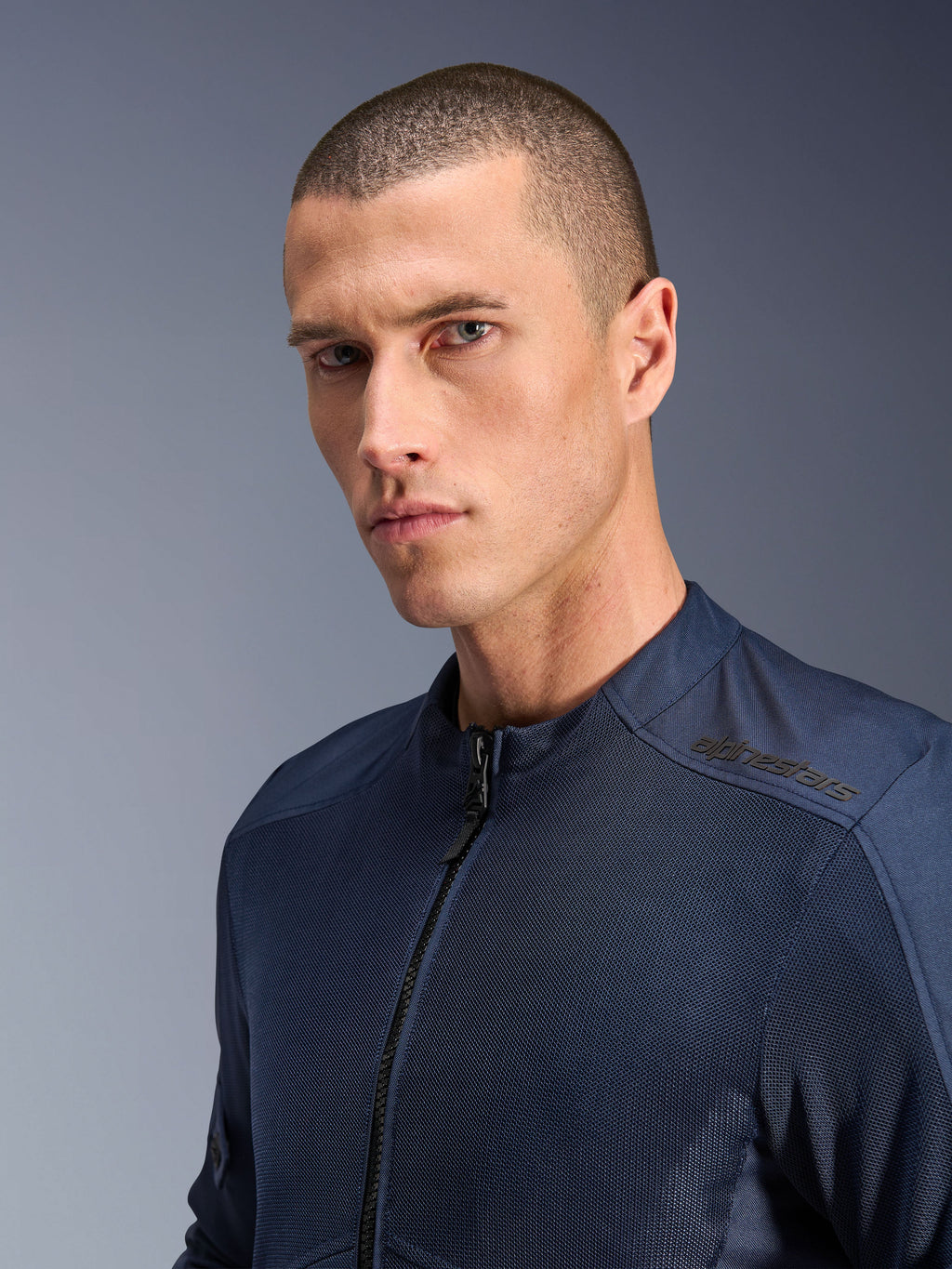 Alpinestars Giacca C-1 Air, giacca da moto urban da uomo, blu, tessuto tecnico mesh con logo sulla spalla, su modello.