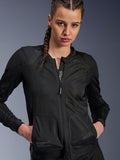 Giacca Alpinestars Stella Troop-Air, giacca da moto in mesh da donna, nera, costruzione in tessuto ventilato con cerniera anteriore e mesh tecnico 2D, indossata da una modella con capelli a treccia, abbigliamento tecnico urbano contemporaneo
