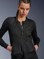 Giacca Alpinestars Stella Troop-Air, giacca da moto in mesh da donna, nera, costruzione in tessuto ventilato con cerniera anteriore e mesh tecnico 2D, indossata da una modella con capelli a treccia, abbigliamento tecnico urbano contemporaneo