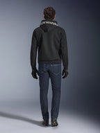 Alpinestars Chrome Superairflow Hoodie, felpa da moto nera con branding bianco sul cappuccio, vista dal retro, indossata con jeans blu scuro, guanti neri e stivali bianchi e neri, abbigliamento urban sport