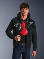 Alpinestars Chrome Superairflow Hoodie in nero, con loghi Astars bianchi e grigi, indossata da un modello con protezione per il petto rossa visibile sotto, tessuto in mesh 3D per la ventilazione, abbigliamento da moto urban sportivo.