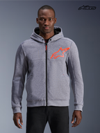 Alpinestars Felpa Con Cappuccio Chrome V2 Sport, felpa da moto urbana da uomo in grigio mélange con accenti rosso fluo, vista frontale su un modello che mostra la costruzione in pile tecnico e il design protettivo con cerniera