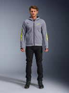 Alpinestars Chrome V2 Sport Hoodie, grigio mélange con accenti giallo fluorescente, abbigliamento moto urbano, indossata con pantaloni neri e scarpe da moto nere, pile tecnico con branding giallo sulle maniche e sul petto, stile street casual per la guida