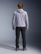 Alpinestars Chrome V2 Sport Hoodie, grigio melange giallo fluo, vista posteriore di abbigliamento da moto urbano, felpa con cappuccio in pile tecnico indossata con pantaloni neri, con accenti giallo fluo sulle maniche