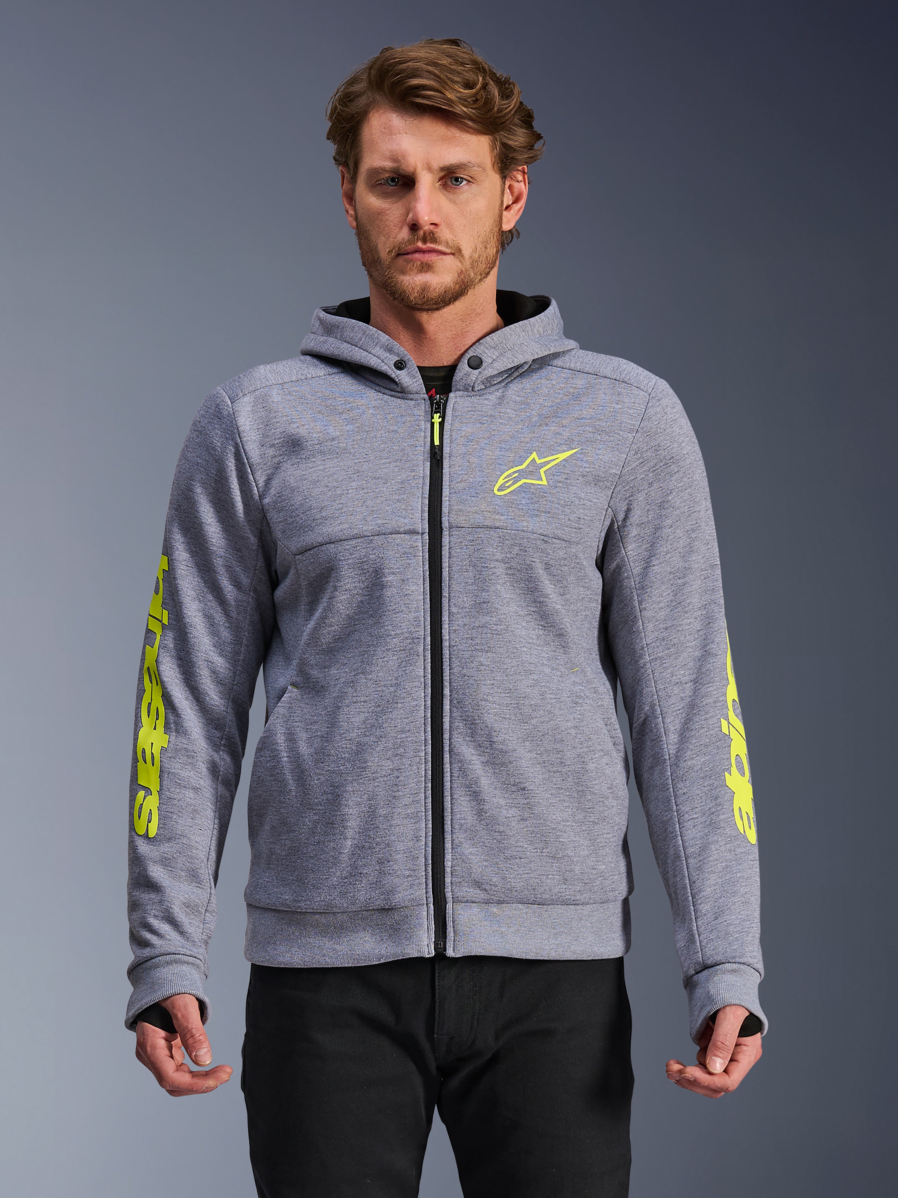 Alpinestars Chrome V2 Sport Hoodie, felpa da moto urban da uomo, grigio e giallo fluo, pile tecnico, vista su modello